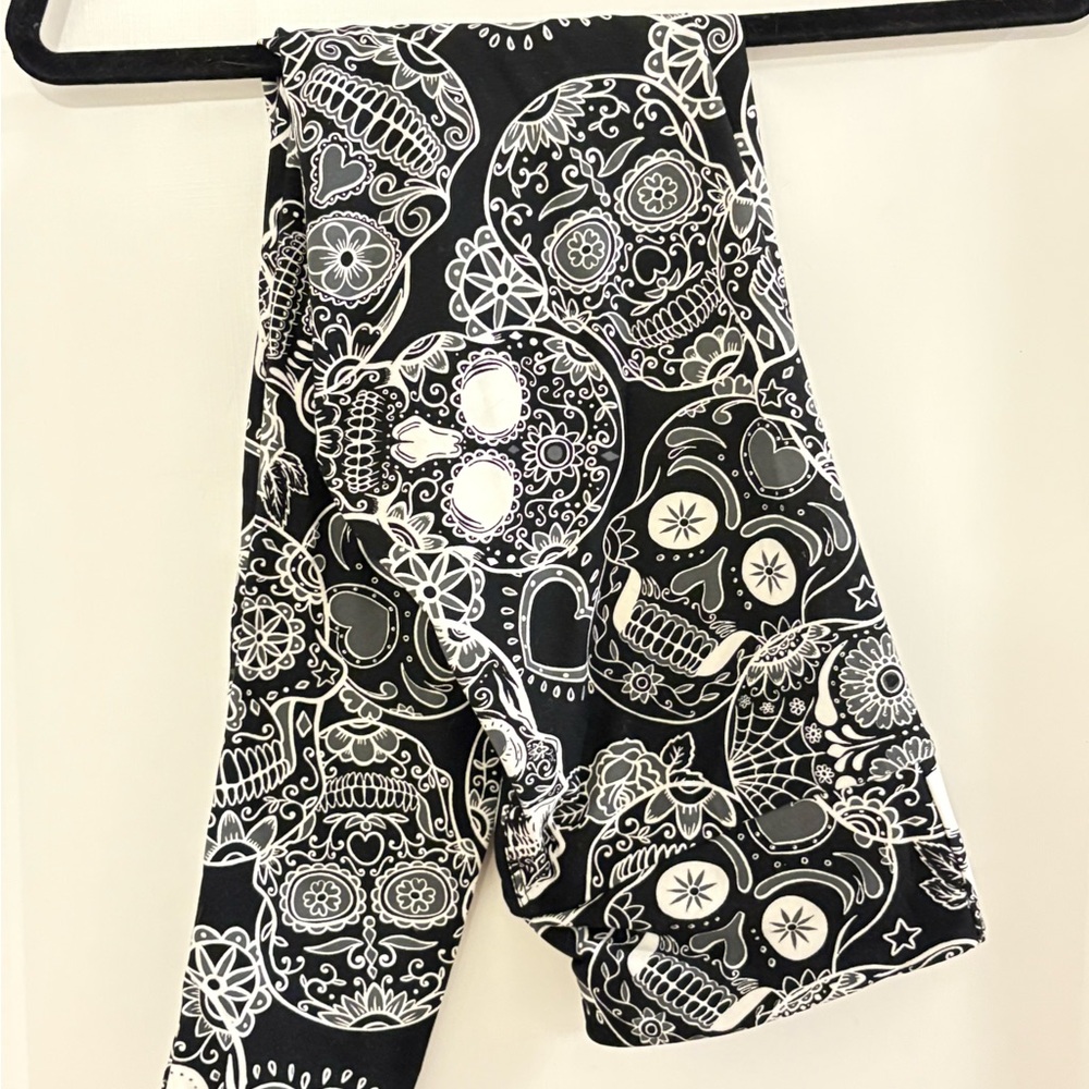 LuLaRoe Black and White Skull Leggings